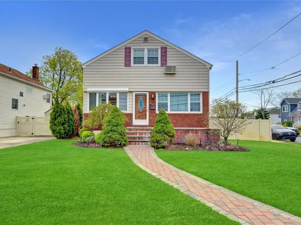 28 Waukena Avenue, Oceanside, NY 11572