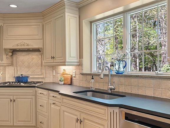 4th image of 25 Whitney Ln