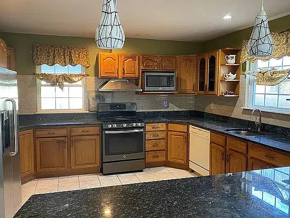 4 bed, 2.5 bath, 2800 sqft, $4,700 — Photo 3