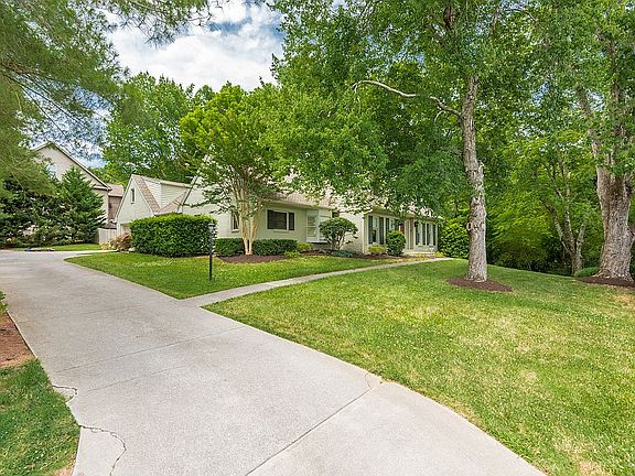5th image of 944 Andover View Ln