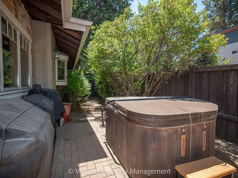 1374 NW Kingston Ave — Photo 41