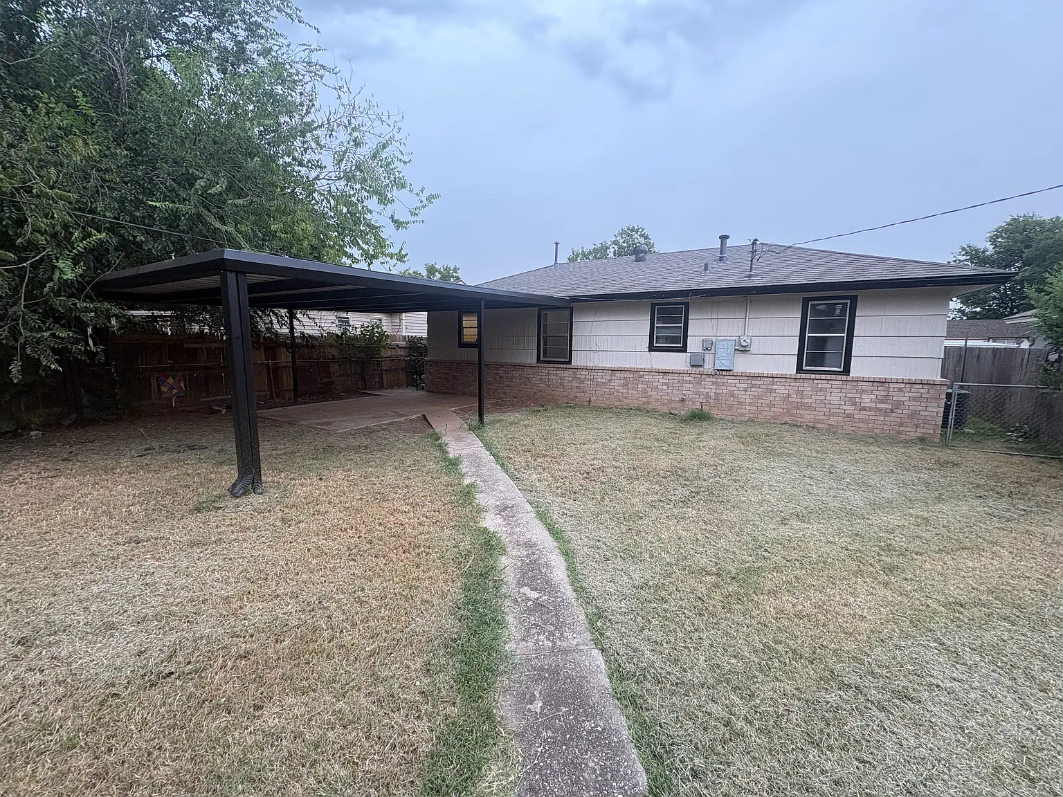 3 bed, 935 sqft, $1,300 — Photo 2