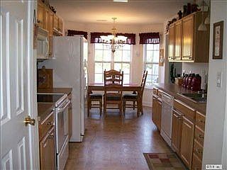 Kitchen/ Eat in Area
