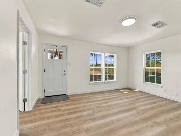 2605 Howard Rd, Waxahachie, TX 75165