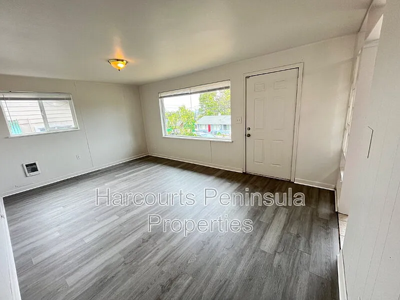 3346 Ward Ave — Photo 2