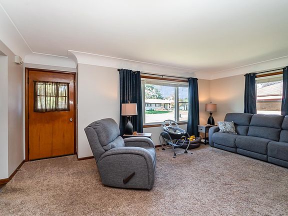 3rd image of 4870 Lorraine Ave