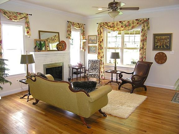 Formal Living Room w/ crown molding, HDWD floors, & fireplance
