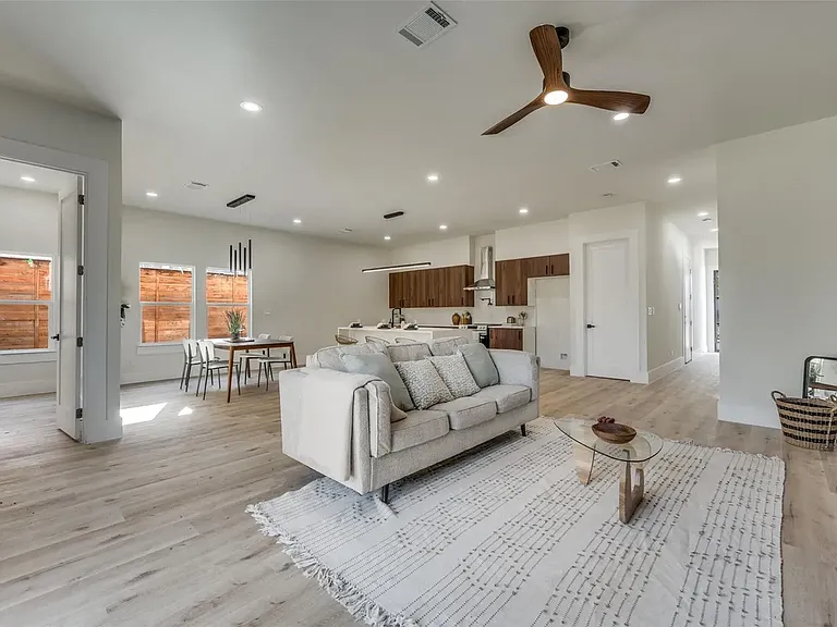 3434 Navaro St — Photo 18