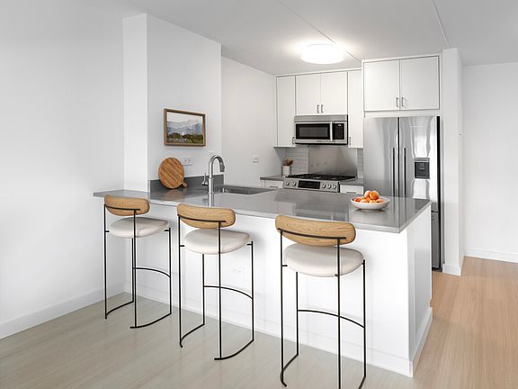 4th image of 301 Elizabeth St #806
