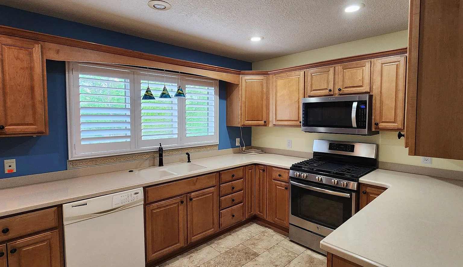Spacious rental in desirable neighborhood with 3 full baths! Available from Now-March 27 — Photo 3