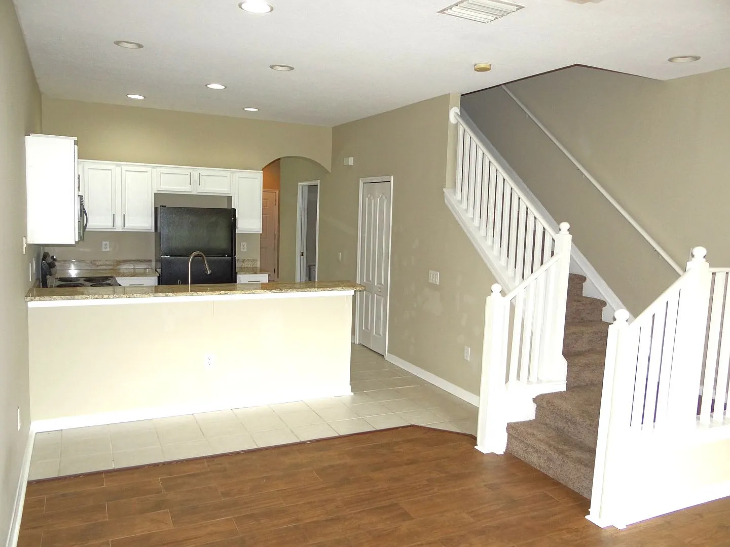 3b / 2.5 bath townhome in gated community — Photo 3