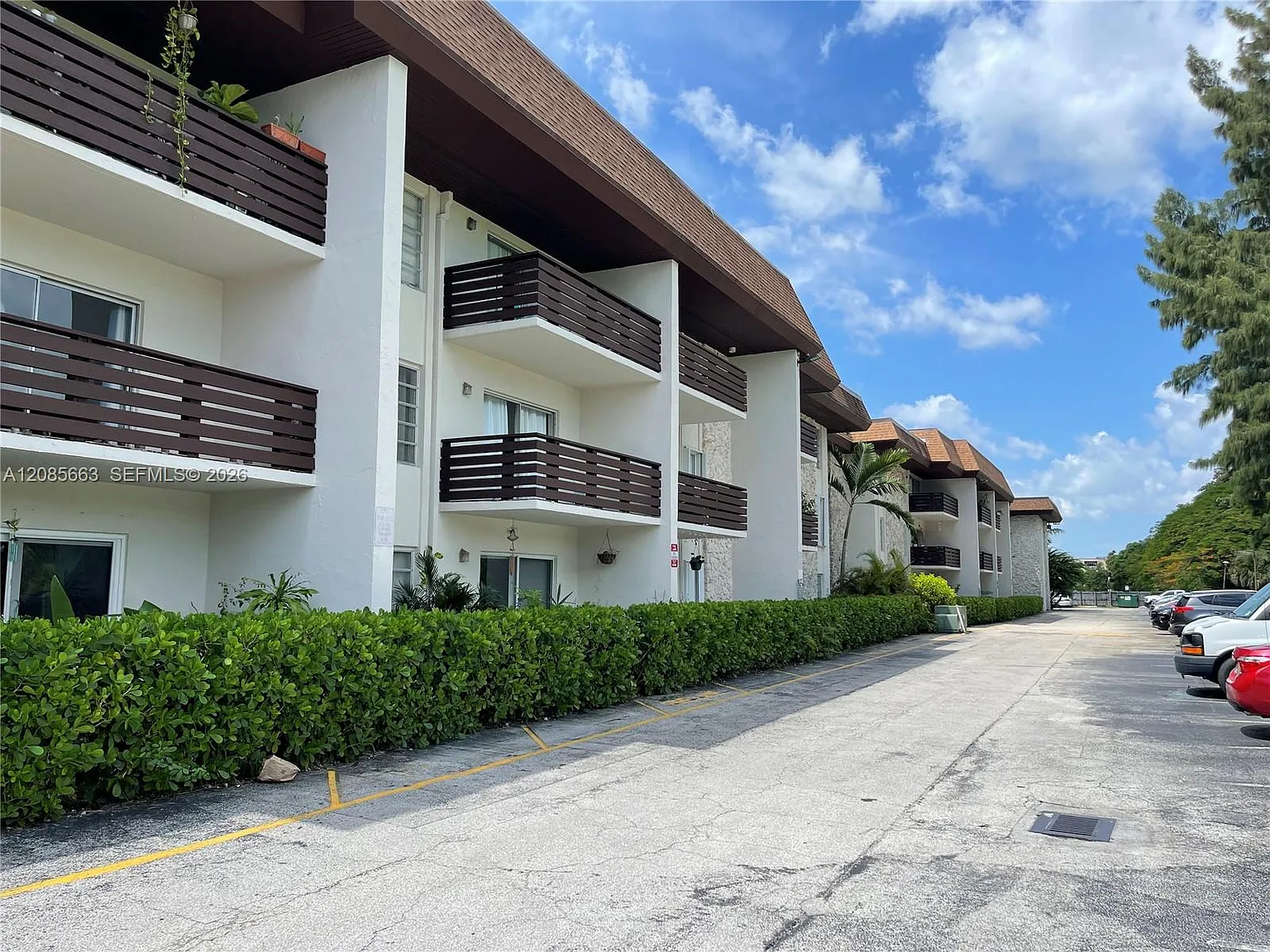 Dadeland Capri Condo — Photo 1