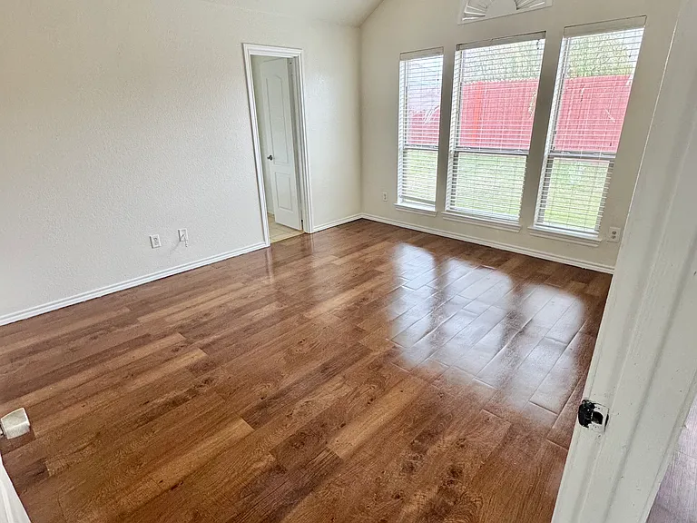2101 Woodhaven Dr — Photo 1