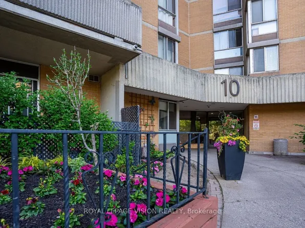 10 Martha Eaton Way S #2107, Toronto, ON M6M 5B3