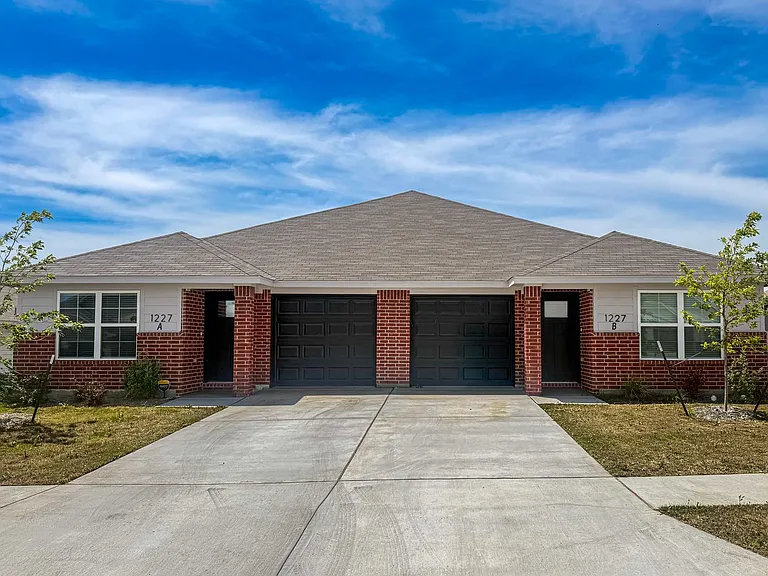 1227 Lexington Dr — Photo 2