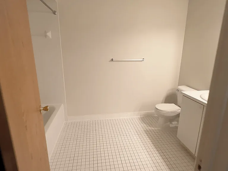 Lakeside Village Apartments — Photo 99
