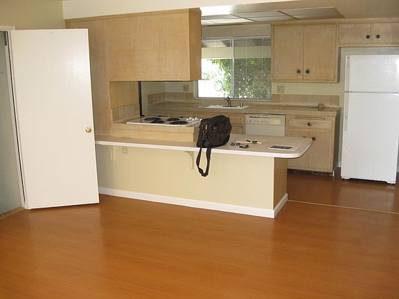 3rd image of 491 Radcliffe Dr