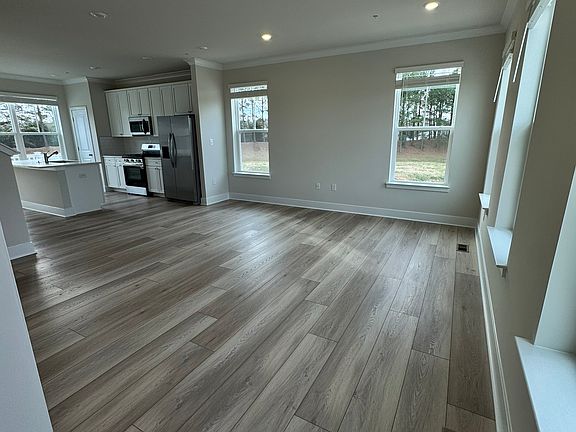 4th image of 2214 Winterberry Ln