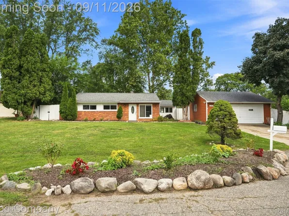 5800 Cambrook Ln, Waterford, MI 48329