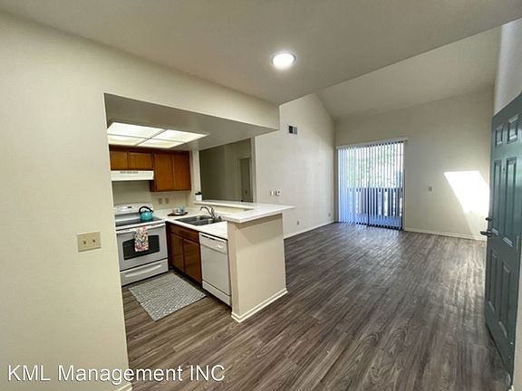 4th image of 428 S Marengo Ave #209