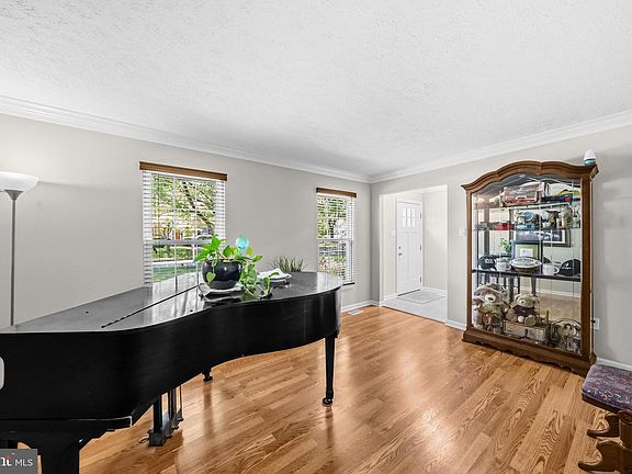 4th image of 113 Bookham Ln