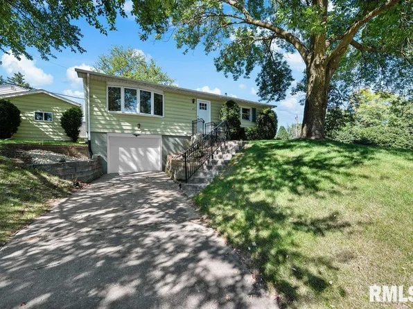 955 N Thornwood Ave, Davenport, IA 52804