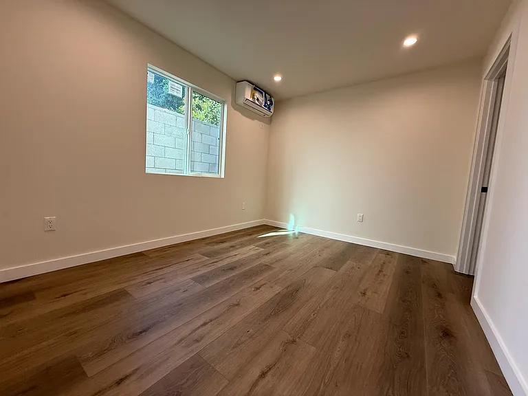 5226 1/2 Tilden Ave — Photo 13