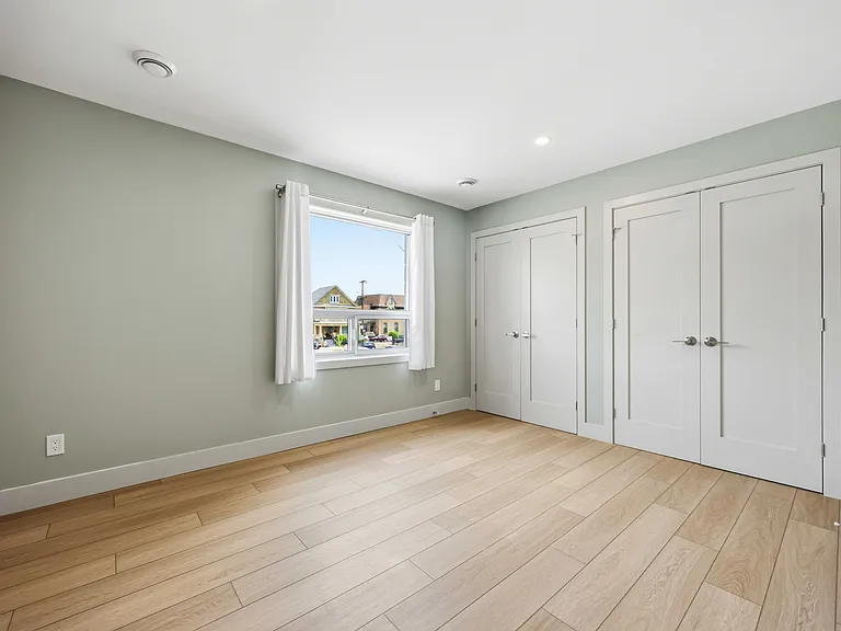 270 Christina St N #2 — Photo 11