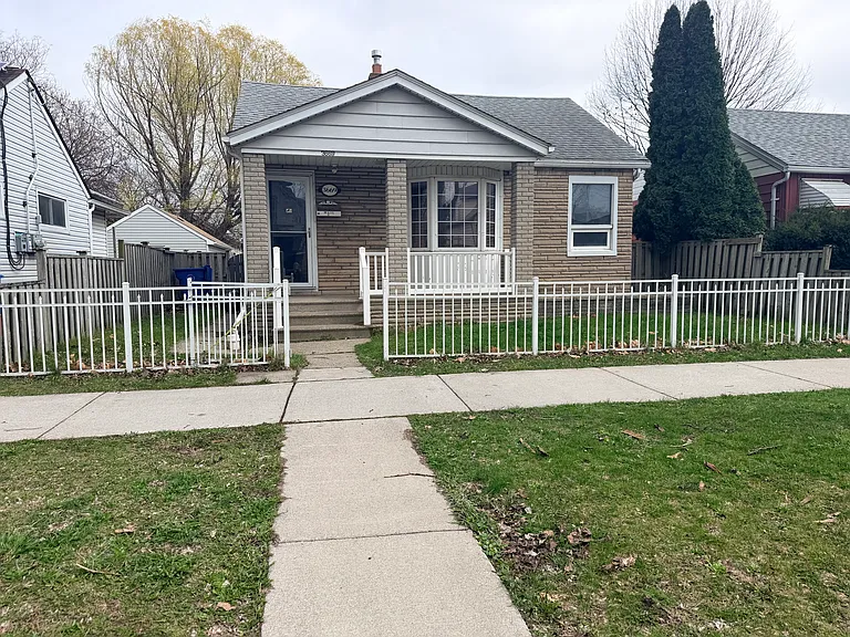 3669 Queen St — Photo 11