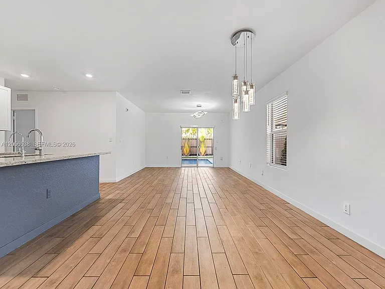 501 NE 6th Ct — Photo 9