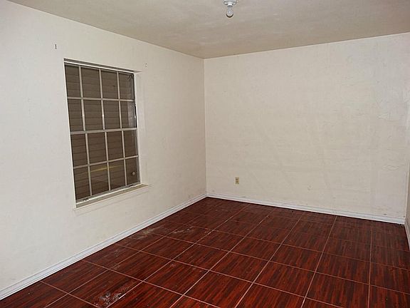 4th image of 5001 Oak Ln