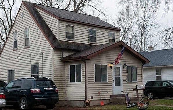 you can park two cars on the side driveway.