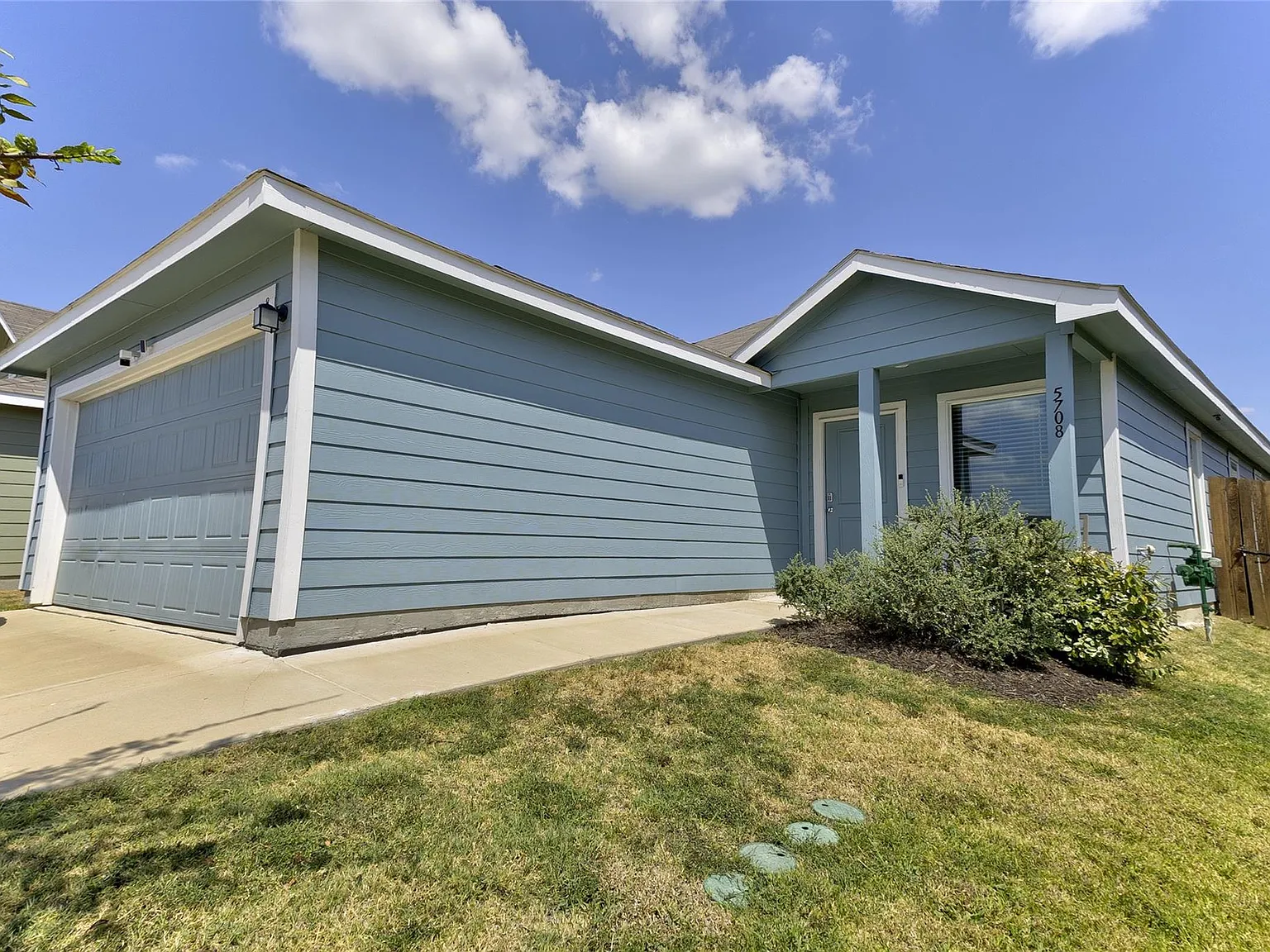 3 bed, 2.0 bath, 1450 sqft, $2,000 — Photo 1