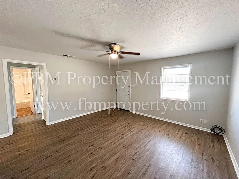 330 W College St #4 — Photo 22
