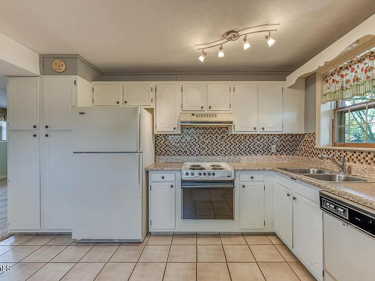 908 Meadow Ln — Photo 29