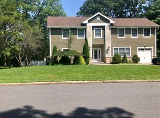 6 Oak Leaf Ln, Toms River, NJ