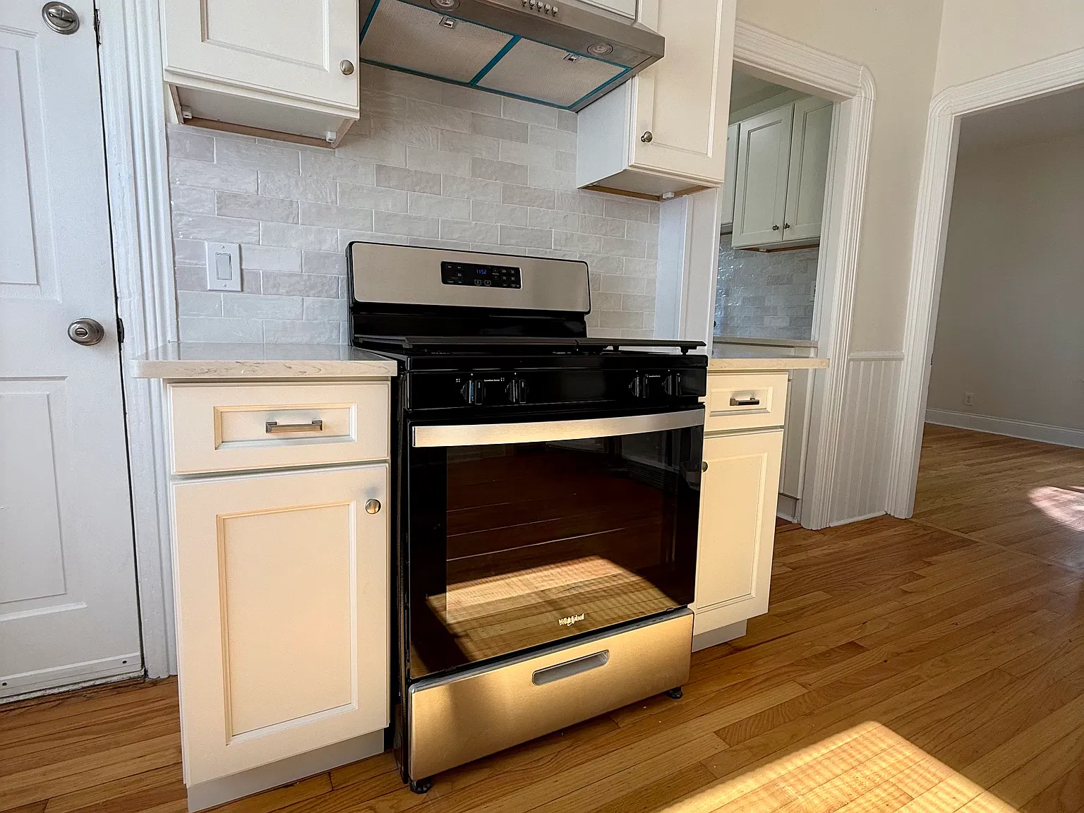 2 bed, 1000 sqft, $1,995 — Photo 2
