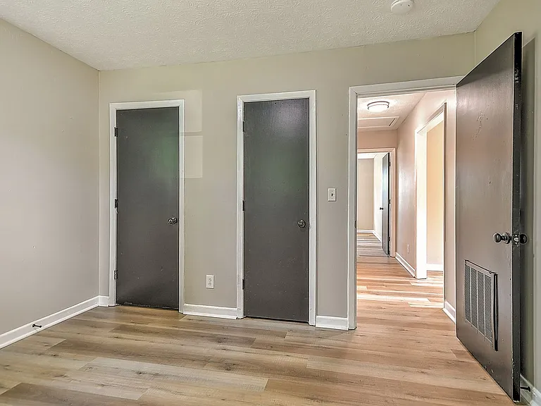 921 Elizabeth St — Photo 25