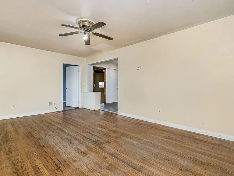 3609 S Travis St — Photo 2