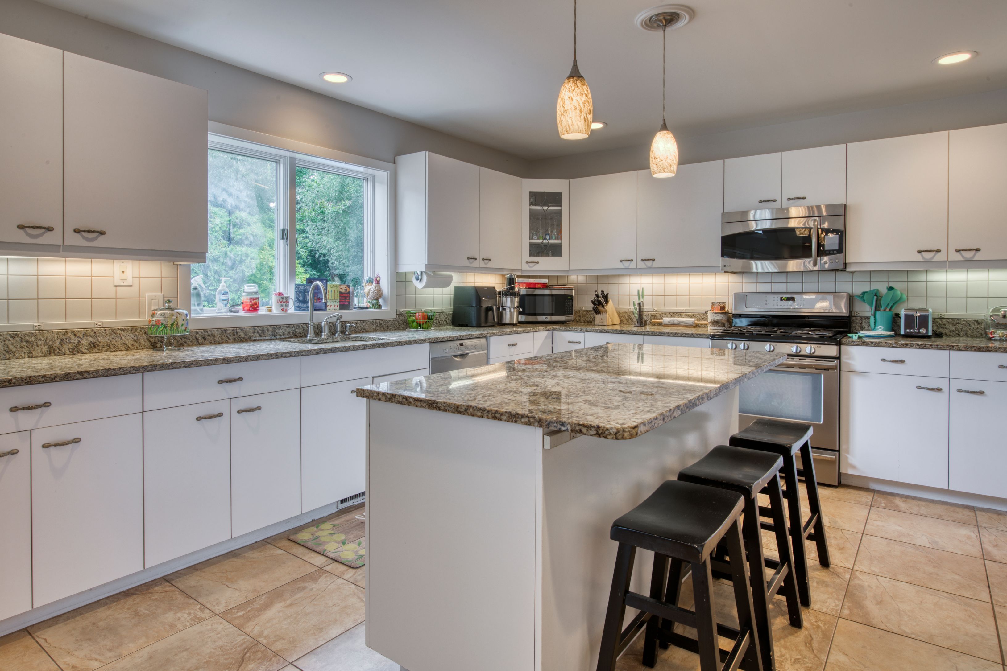 4 Dock Rd, Remsenburg, NY 11960 Out East