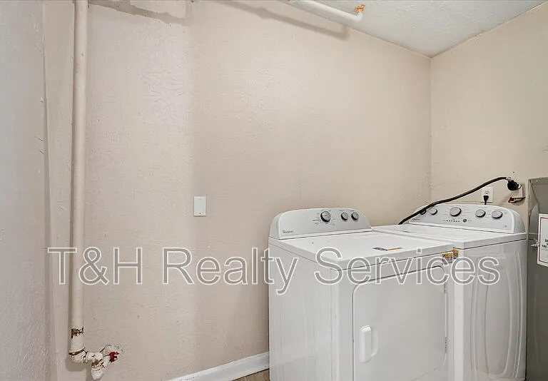 4924 Farrington Ave — Photo 15