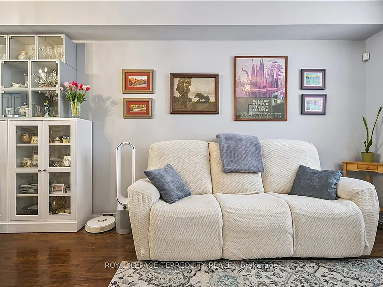 101 The Queensway #Townhouse 2 — Photo 10