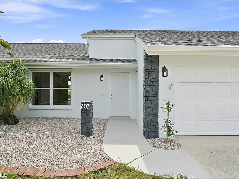 903 SE 20th Ct — Photo 2