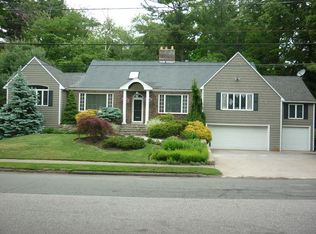 109 Locksley Rd, Lynnfield, MA 01940