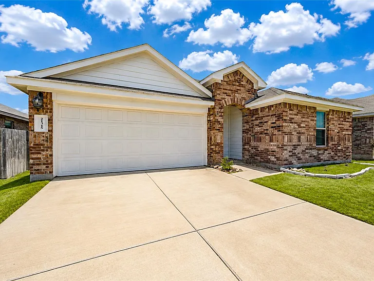21315 Pine Mill Dr — Photo 2