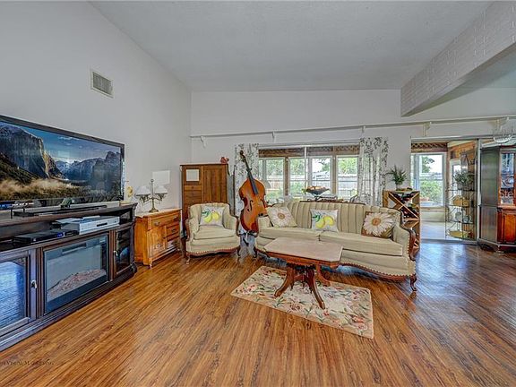 5th image of 766 Pinecrest Dr
