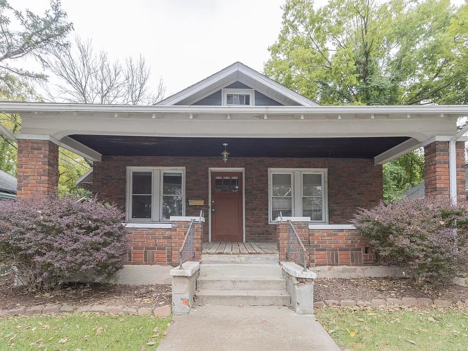 1407 E Walnut St