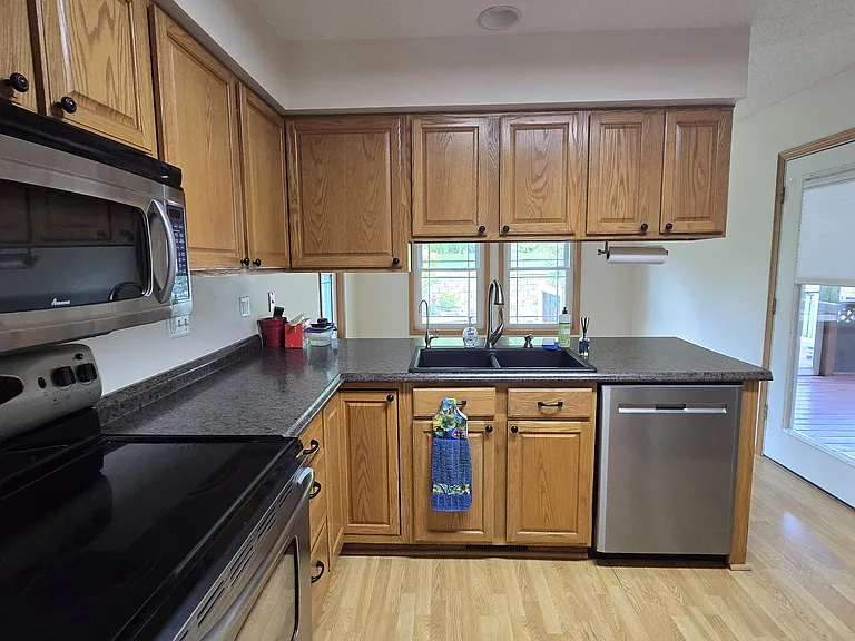 kitchen, electric strove, dishwasher, microwave.