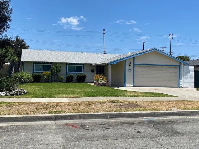 880 N Waverly St — Photo 2