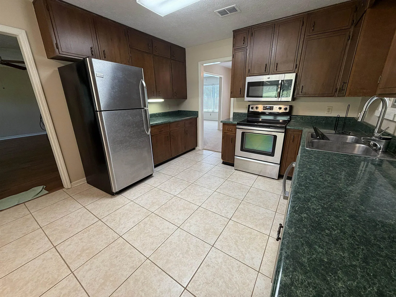 3 bed, 1924 sqft, $2,500 — Photo 4